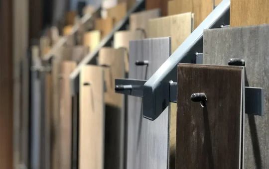 Colocación de tarima laminada sobre un suelo existente durante una reforma