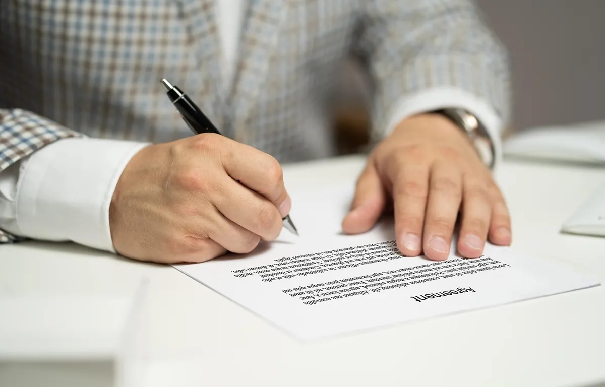 Firma de un contrato de reforma con plazos, garantías y seguro por escrito