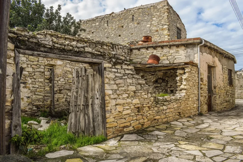 Casa de pueblo antigua con muros de piedra pendiente de rehabilitar