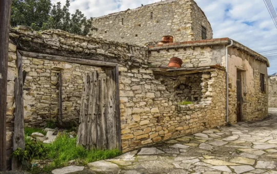 Casa de pueblo antigua con muros de piedra pendiente de rehabilitar