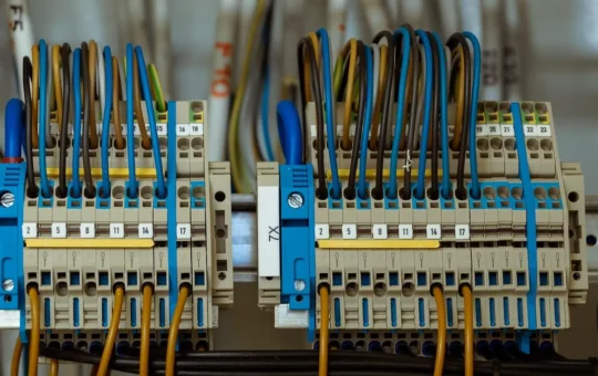 Instalador revisando el cuadro eléctrico durante la renovación de la instalación de un piso